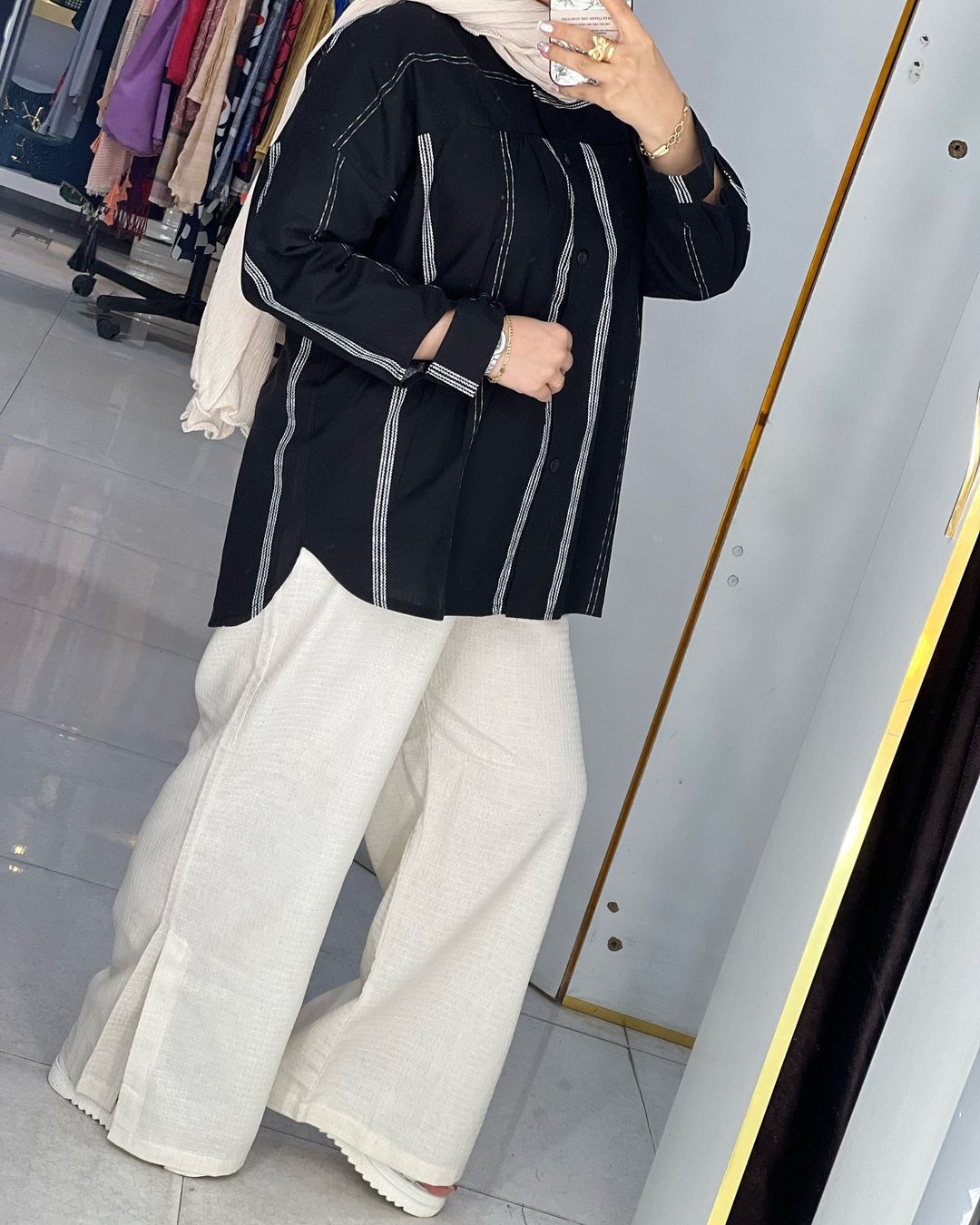 مانتو مشکی با شلوار سیاه و سفید - Image 2